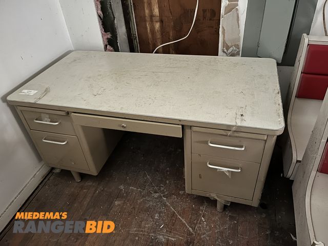 Lot 30-4562 - Steelcase Desk