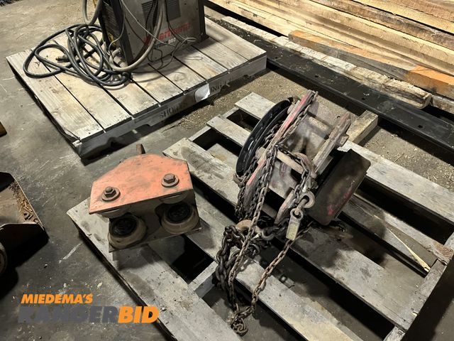 Lot 30-884 - Wright 1.5 ton hoist