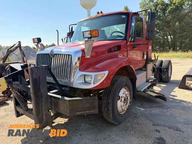 Lot 30-3469 - 2004 International 7400 DT530 4X2 Cab and Chassis