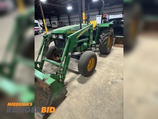 Lot 30-10279 - John Deere 5203 with 1486 hours Loader Tractor Tractor
