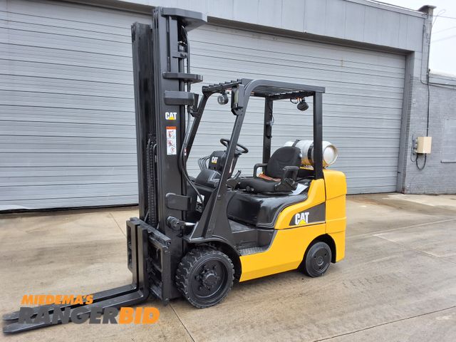 Lot 30-224 - 2013 Caterpillar 6,500lbs Capacity Forklift With Forkposition! - See Video for Operation