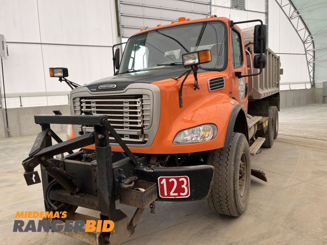 Lot 30-980 - 2007 Freightliner M2 112 6x4 with a 12.8L L6 DIESEL engine. Dump Truck