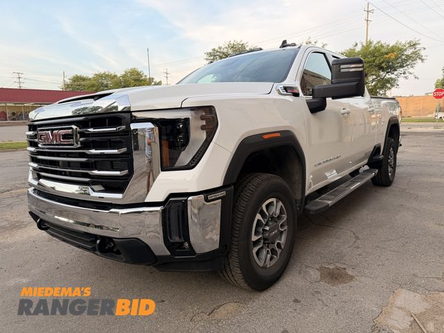 Lot 30-4056 - 2024 GMC Sierra 2500HD SLE with 8,230 miles Crew Cab Pickup Truck 4x4