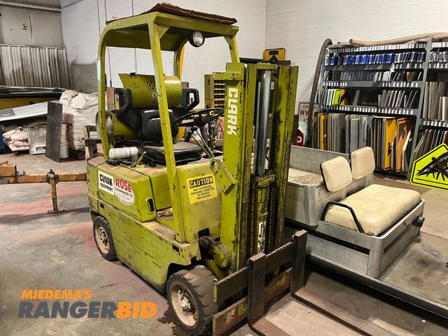 Lot 30-3737 - Clark C500-40 Forklift