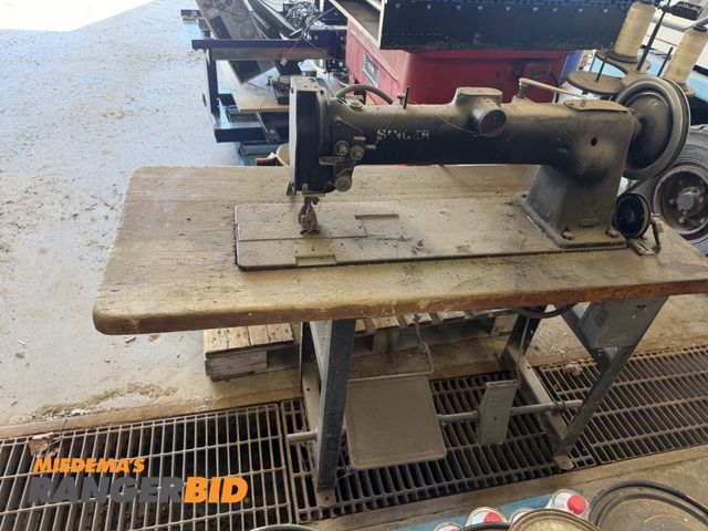 Lot 30-11129 - Large Commercial Singer sewing machine, Works!