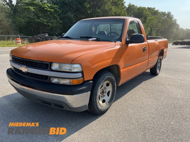 Lot 30-683 - 2000 Chevrolet 1500 with a 4.8L V8 OHV 16V engine. Regular Cab Pickup Truck RWD
