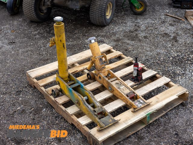 Lot 30-10429 - Forklift Jacks.. as is worked when removed from service last year.  Current status unknown.   one mi...