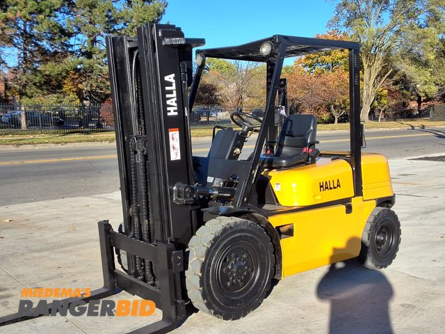 Lot 30-276 - 1999 Halla/Hyundai 8,000lbs Capacity Pneumatic Forklift - See Video for Operation