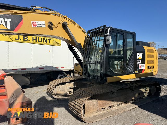 Lot 30-1003 - 2015 Caterpillar 323F L Hydraulic Excavator EROPS, 161-HP diesel engine, 1-piece boom, assumed 98" s...