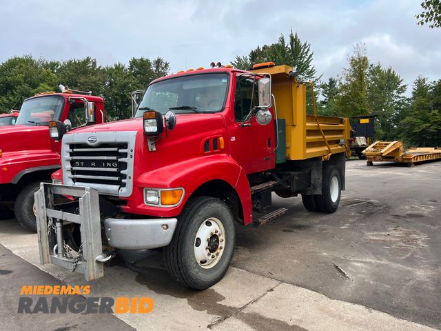 Lot 30-3334 - 2002 Sterling L8500 with a CAT 7.2L L6 DIESEL engine. Dump Truck