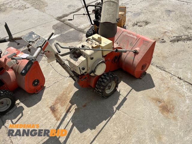 Lot 30-1659 - Simplicity Snowbuster 828 2-Stage Self-Propelled Snow Blower