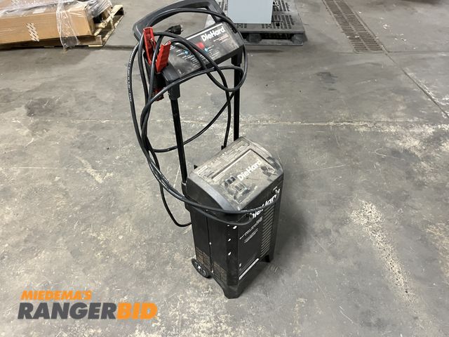Lot 30-1895 - Die Hard 6v / 12v Battery Charger and Engine Starter