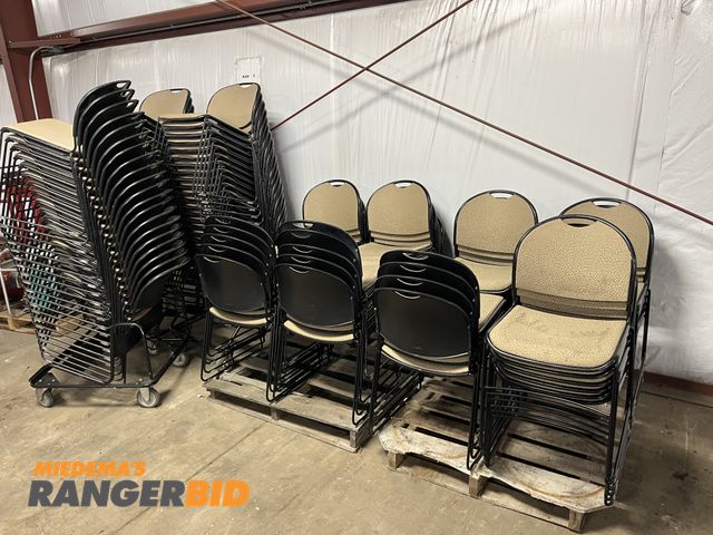 Lot 30-4229 - Herman Miller Lot of 100 stackable chairs with 3 Rollers