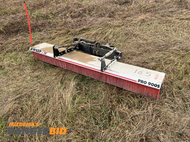 Lot 30-3980 - Boss Sweep EX Pro 900S •	Municipality owned