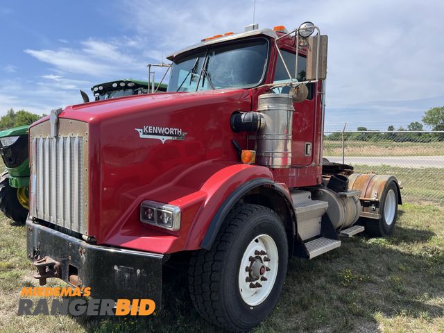 Lot 30-1504 - 1998 Kenworth T800 6X4 with a 14.6L L6 DIESEL engine. Day Cab