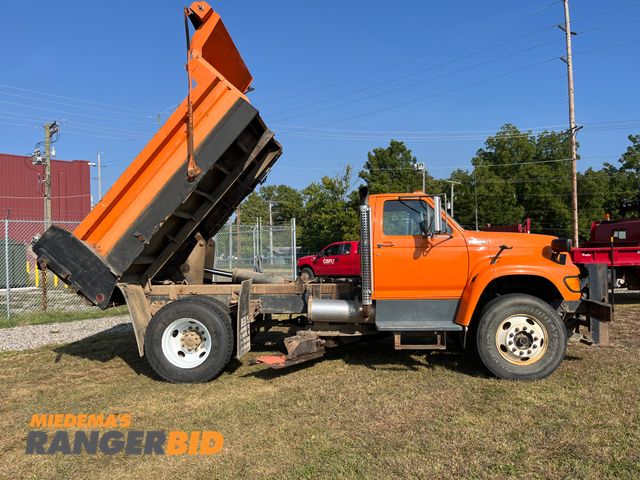 Lot 30-3625 - 1995 Ford F800 with a 8.3L L6 DIESEL engine. Dump Truck