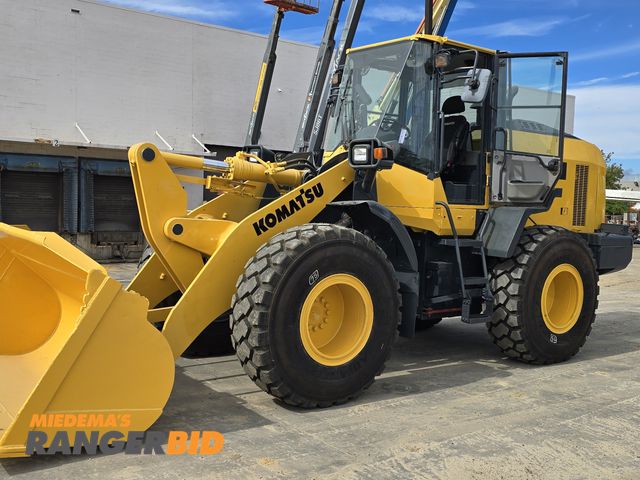 Lot 30-11519 - 2017 Komatsu WA270-8 Loader - See Video for Operation