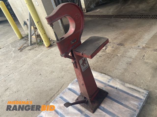 Lot 30-10656 - Star Machine and Tool Co. 38-LC Star Machine and Tool Co. Model 38-LC Brake Riveting Tool. Comes wit...