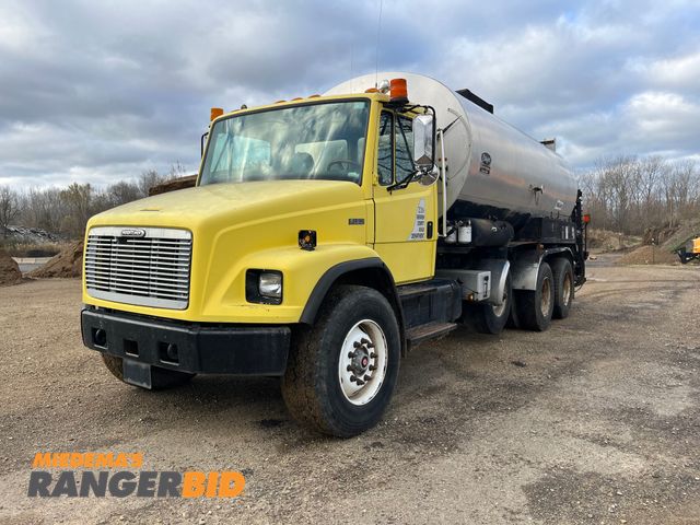 Lot 30-3791 - 1999 Freightliner FL80 with a 7.2L L6 DIESEL engine. Tar Distributor