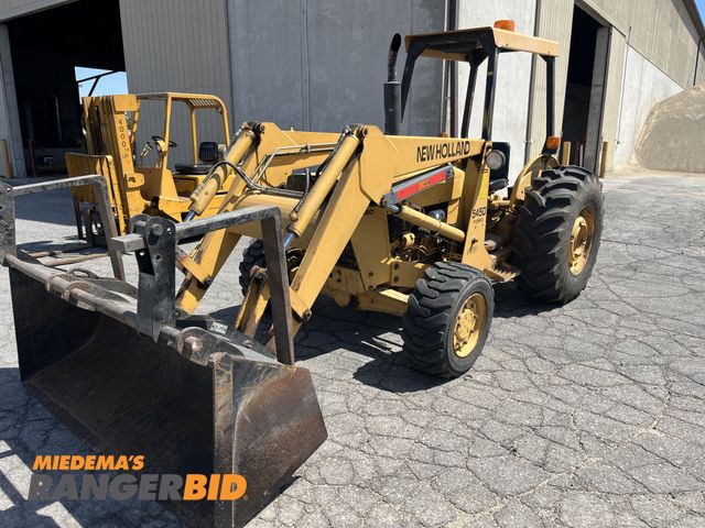 Lot 30-4757 - New Holland 545D Loader Tractor