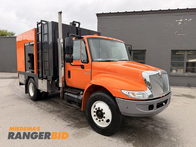 Lot 30-4379 - 2005 International 4300 SBA 4X2 5,910 miles Jetter