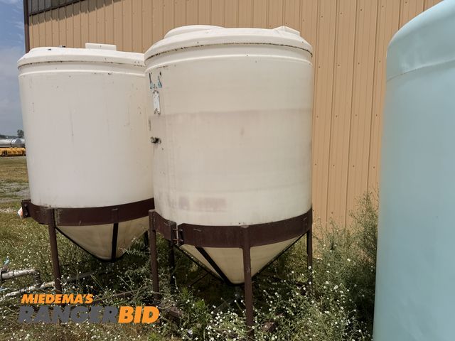 Lot 30-3177 - 500 Gallon Poly Tank with stand. no leaks