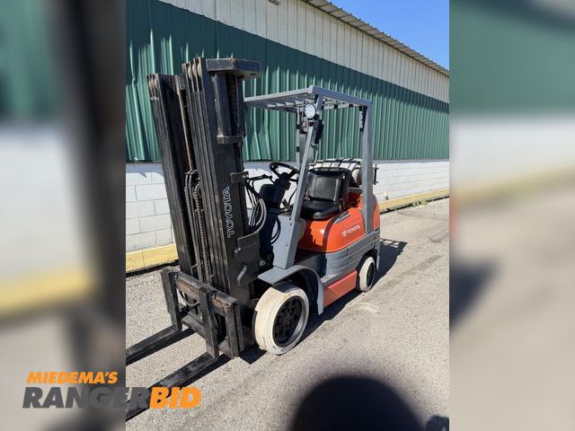 Lot 30-1228 - Toyota 42-6fgcu25 Forklift Toyota forklift 4 stage with side shift 
Run and drive propane tank is no...