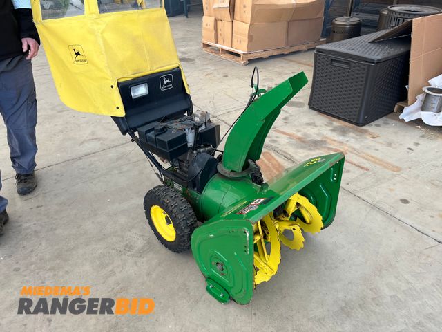Lot 30-440 - John Deere 28" Snow blower 2-Stage Self-Propelled Snow Blower