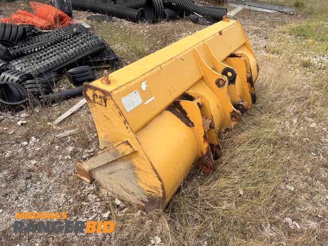 Lot 30-3915 - CAT 1.4yd Backhoe Bucket