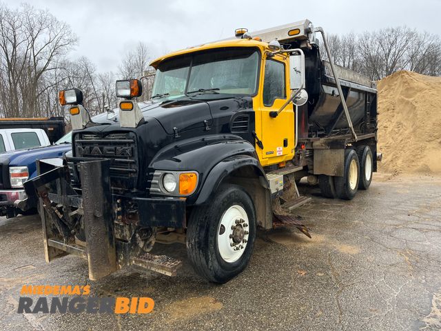 Lot 30-3773 - 2005 Mack CV713 Granite 6x4 with a 12.0L L6 DIESEL engine. Dump Truck