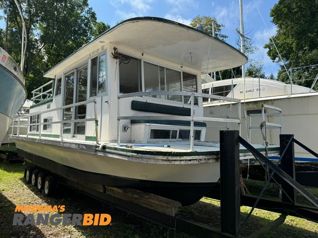 Lot 30-2792 - 1975 Gibson 36" Houseboat