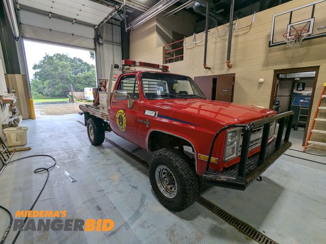 Lot 30-21 - 1986 Chevrolet K20 Regular Cab Flatbed Pickup Truck 4x4