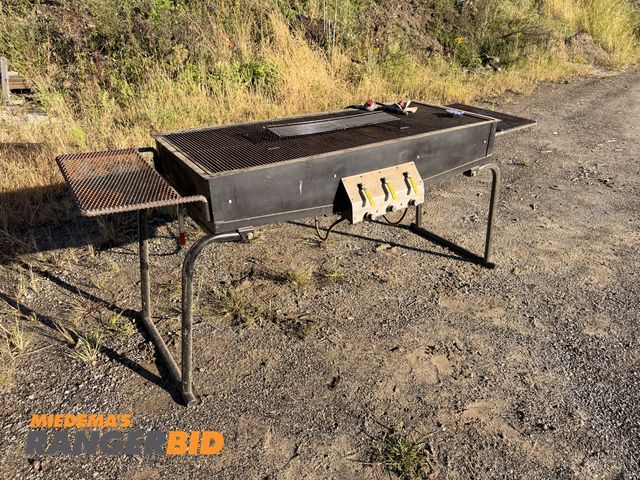 Lot 30-3637 - Custom built 1 of a kind gas grill with a whopping 9 burners