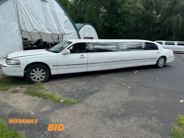 Lot 30-2794 - 2005 Lincoln Town Car Limo