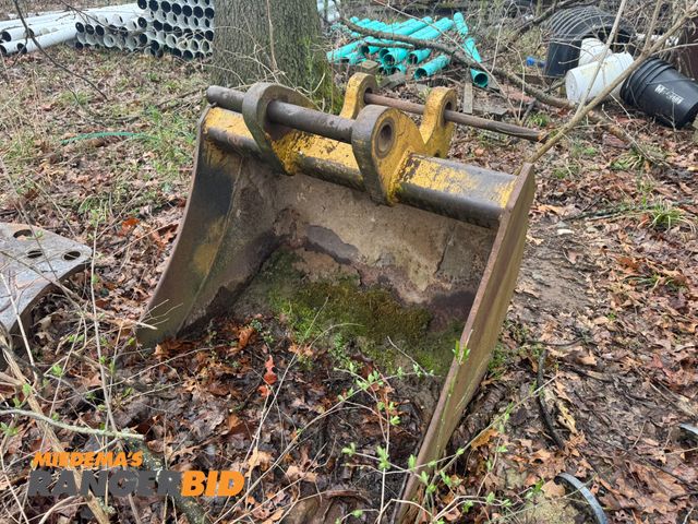 Lot 30-6166 - CAT 36" Bucket Came off a CAT 420 Backhoe