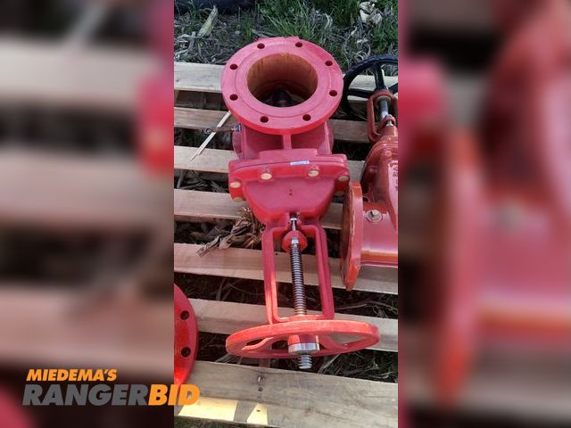 Lot 30-27H - 1 8" flanged gate valvue, stamped TYCO  TJRX  FM  T1CG , new, see photo's.  
Seller can help load
