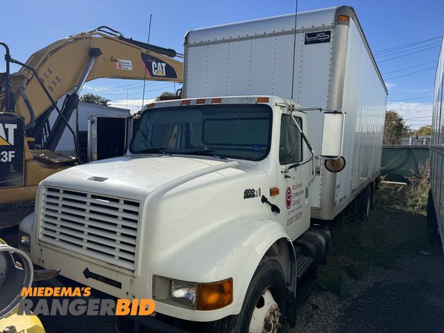 Lot 30-1021 - 2001 International 4700 Box Truck Single axle, day cab, International DT466E diesel engine, Eaton Fu...