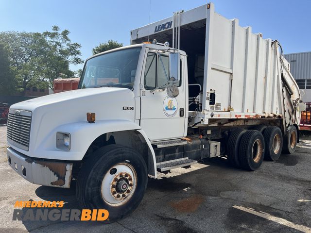 Lot 30-1598 - 2001 Freightliner FL80 Leach 2RII 20 yard Garbage Truck