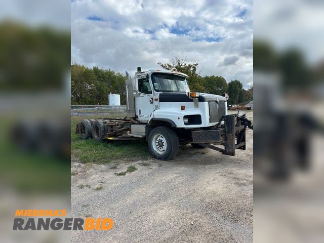 Lot 30-12302 - 2004 International 5600i 6x4  with a Cummins10.8L L6 DIESEL engine. Dump Truck