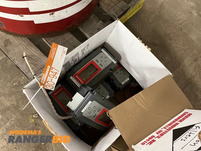 Lot 30-947 - Honeywell . Controllers