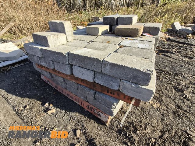 Lot 30-3128 - Belgard Freestanding Wall Blocks, approx. 100 pieces