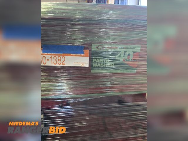 Lot 30-1382 - 40 Gallon parts washer.  In good working order.  Fork lift on site to load.