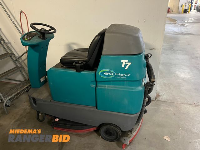Lot 30-3829 - 1 EC H2O T7  Floor Scrubber Needs new front rubber, otherwise in working condition.
