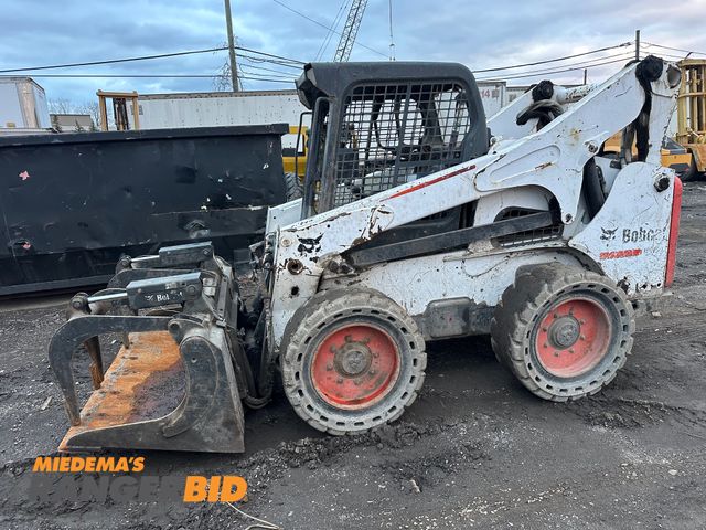 Lot 30-10512 - 2013 Bobcat S850 Skid Steer Runs and drives
Only 5114 Hours
Backup Camera
strong Machine 
GRAPPLE BU...