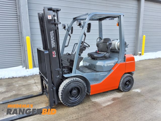 Lot 30-295 - 2016 Toyota 5,000lbs Capacity Pneumatic Forklift - See Video for Operation