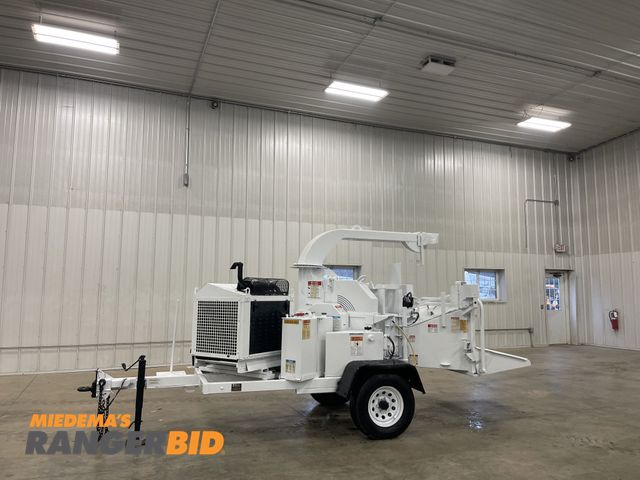 Lot 30-11136 - 2016 Bandit 200UC 12" Disc Wood Chipper with pintle hitch, gasoline engine and it reads 1064 hours. ...