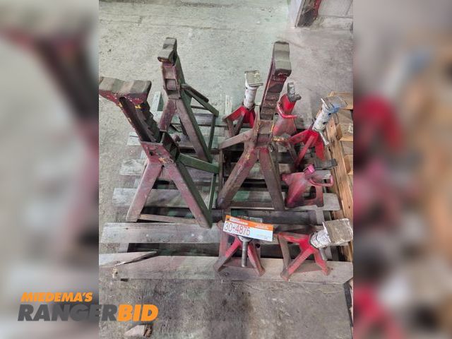 Lot 30-4875 - Pallet of Jack Stands