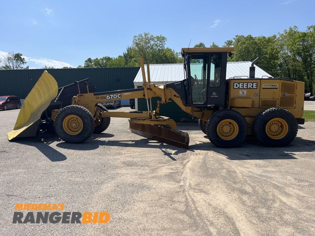 Lot 30-3819 - 2004 John Deere 670C Series 2 Grader