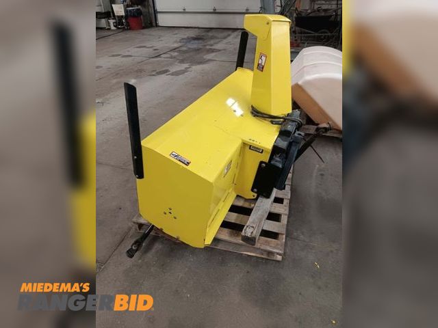 Lot 30-8002 - John Deere 59 Snow Blower Appears to have been barely used.