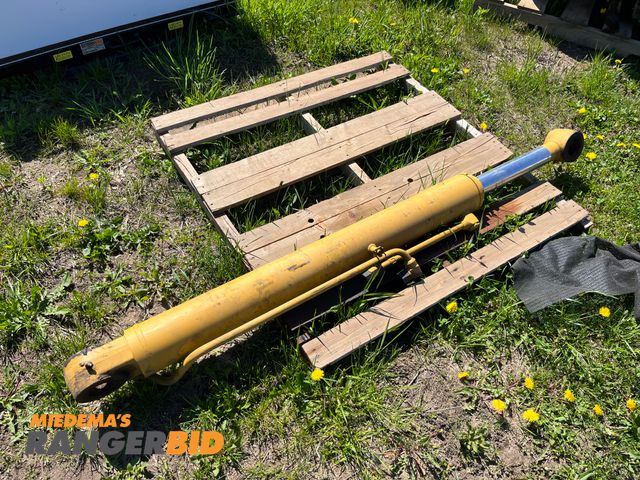 Lot 30-111 - Case CX80 Boom Cylinder
